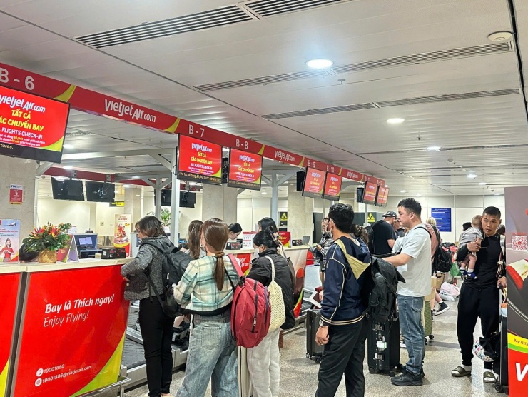 Cơ quan chức năng khuyến cáo trong giai đoạn cao điểm Tết, hành khách nên theo dõi kỹ thông tin chuyến bay để tránh xảy ra sự cố đáng tiếc.