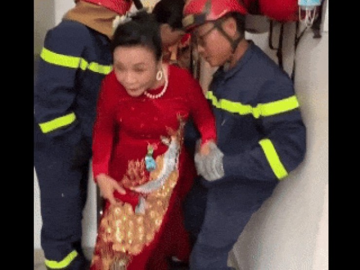 Cảnh sát giải cứu kịp thời 6 người kẹt trong thang máy trước giờ rước dâu