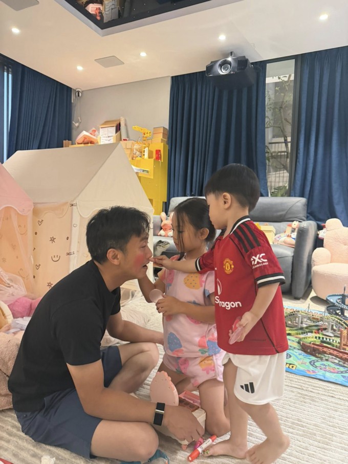 Ảnh sao 9/2: Cường Đôla khoe má hồng, môi son do các con make-up - 1