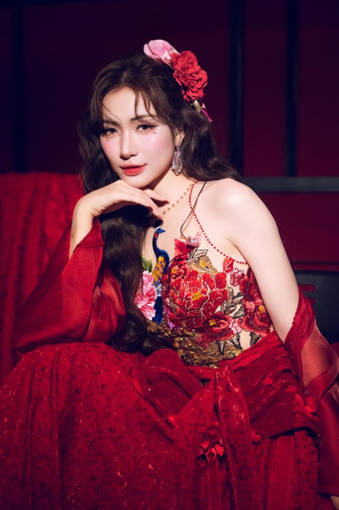 Ảnh sao 9/2: Cường Đôla khoe má hồng, môi son do các con make-up - 8