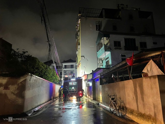 Xe chữa cháy tiếp cận hiện trường. Ảnh: Việt An