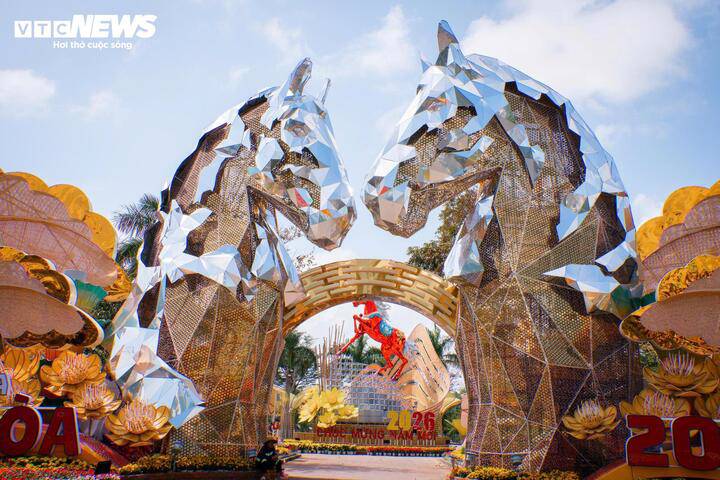 Khép lại hành trình là đại cảnh cổng Hùng Vương - “Vạn mùa xuân”, với hình ảnh song mã tương phùng, rừng vàng - biển bạc và cổng chào nở hoa, gửi gắm khát vọng về một tỉnh nhà thịnh vượng, người dân có cuộc sống ấm no, bình yên từ miền núi đến biển khơi.