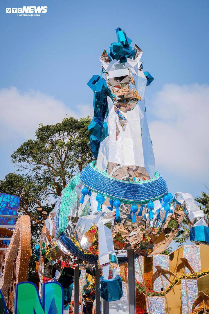 Hình ảnh đôi tuấn mã kéo cỗ xe hạnh phúc chở theo niềm vui, may mắn, ước mơ và ký ức tuổi thơ, tượng trưng cho hành trình vươn xa, sự giao hòa giữa núi rừng và biển cả.