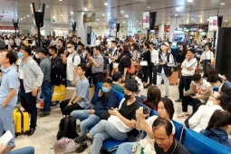 Chật vật từ bến xe đến sân bay trên hành trình về quê đón Tết Bính Ngọ