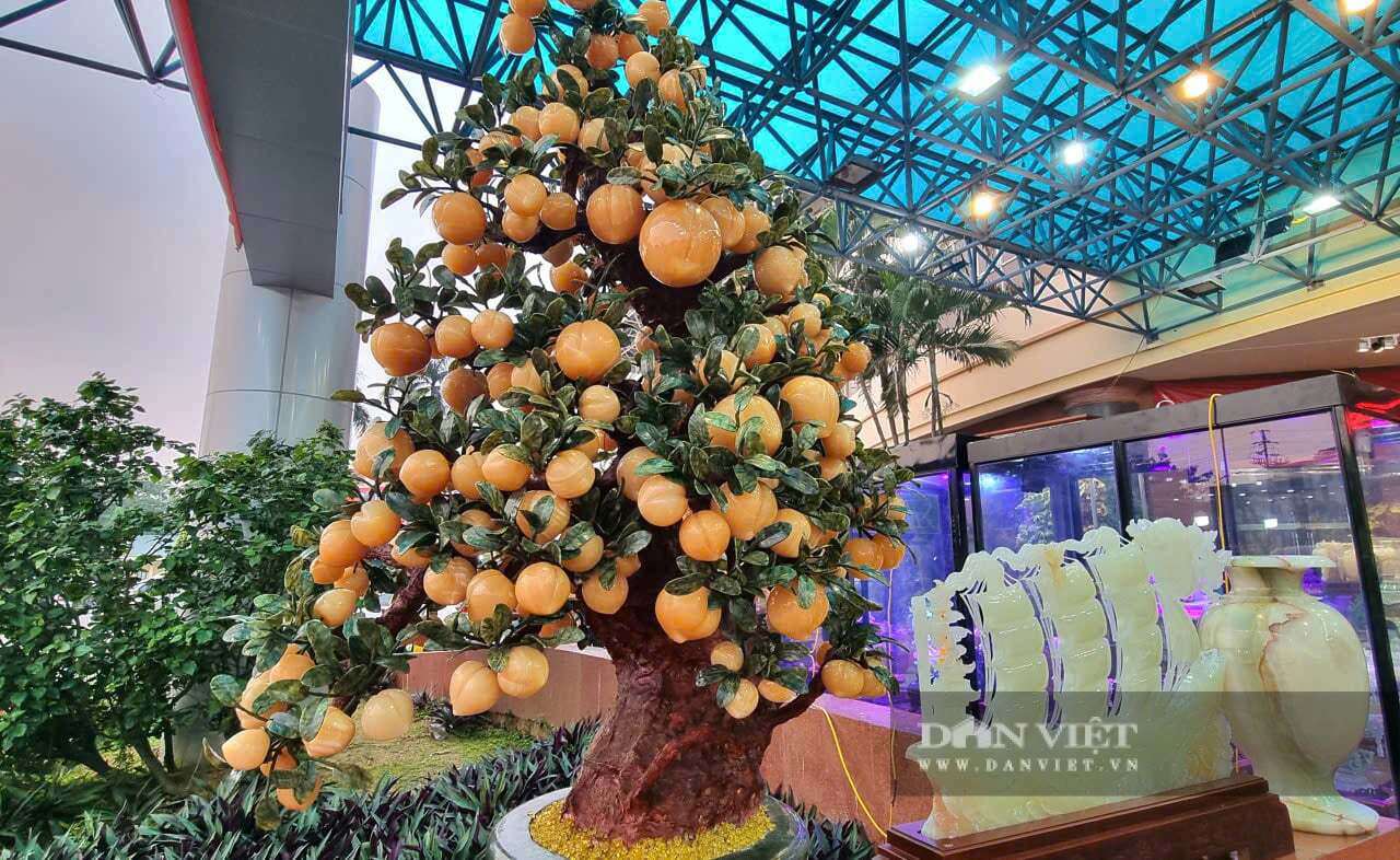 Những tác phẩm chế tác từ đá quý khác cũng được bày bán tại Chợ hoa xuân Hoa Lư. Ảnh: Vũ Thượng