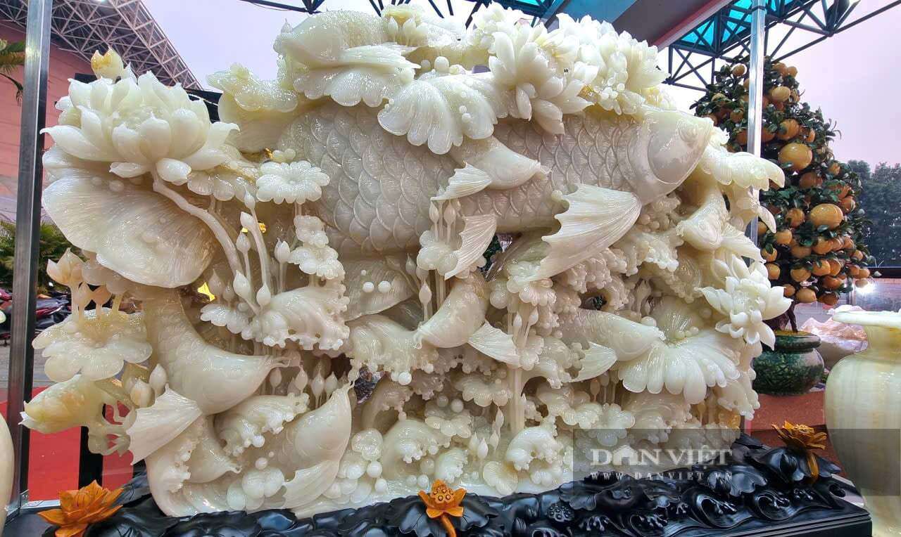 Những tác phẩm chế tác từ đá quý khác cũng được bày bán tại Chợ hoa xuân Hoa Lư. Ảnh: Vũ Thượng