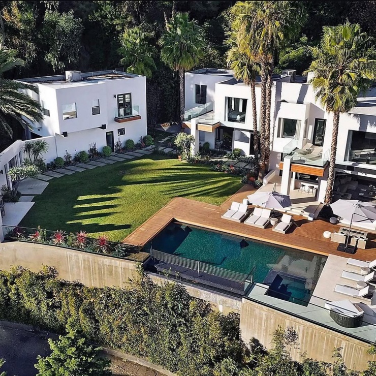 Biệt thự trị giá 8,8 triệu USD của Bad Bunny ở Hollywood Hills được thiết kế hiện đại, cửa sổ kính từ sàn đến trần và những sân thượng rộng lớn nhìn ra toàn cảnh Los Angeles.