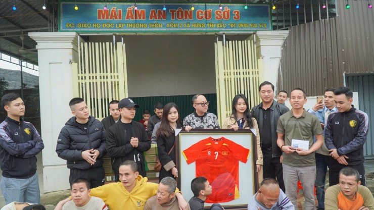 Nguyễn Đình Bắc tặng áo đấu của mình để bán đấu giá ủng hộ các hoàn cảnh khó khăn. Ảnh: Nghệ An News.