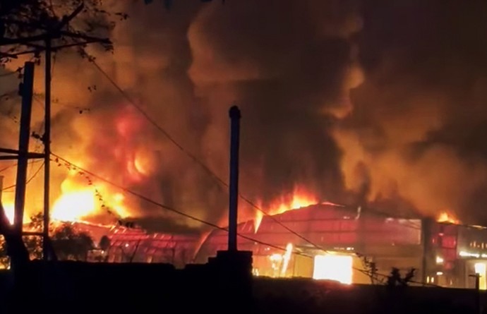 Khu xưởng nhựa tại xã Việt Yên, tỉnh Hưng Yên cháy dữ dội.