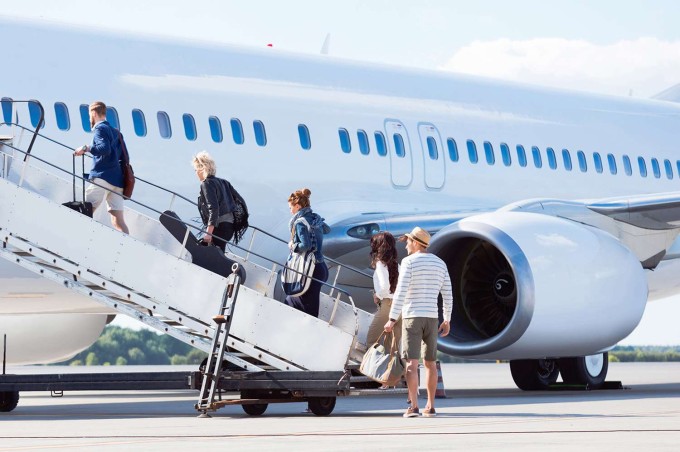Khách lên máy bay từ bên trái. Ảnh: Travel + Leisure