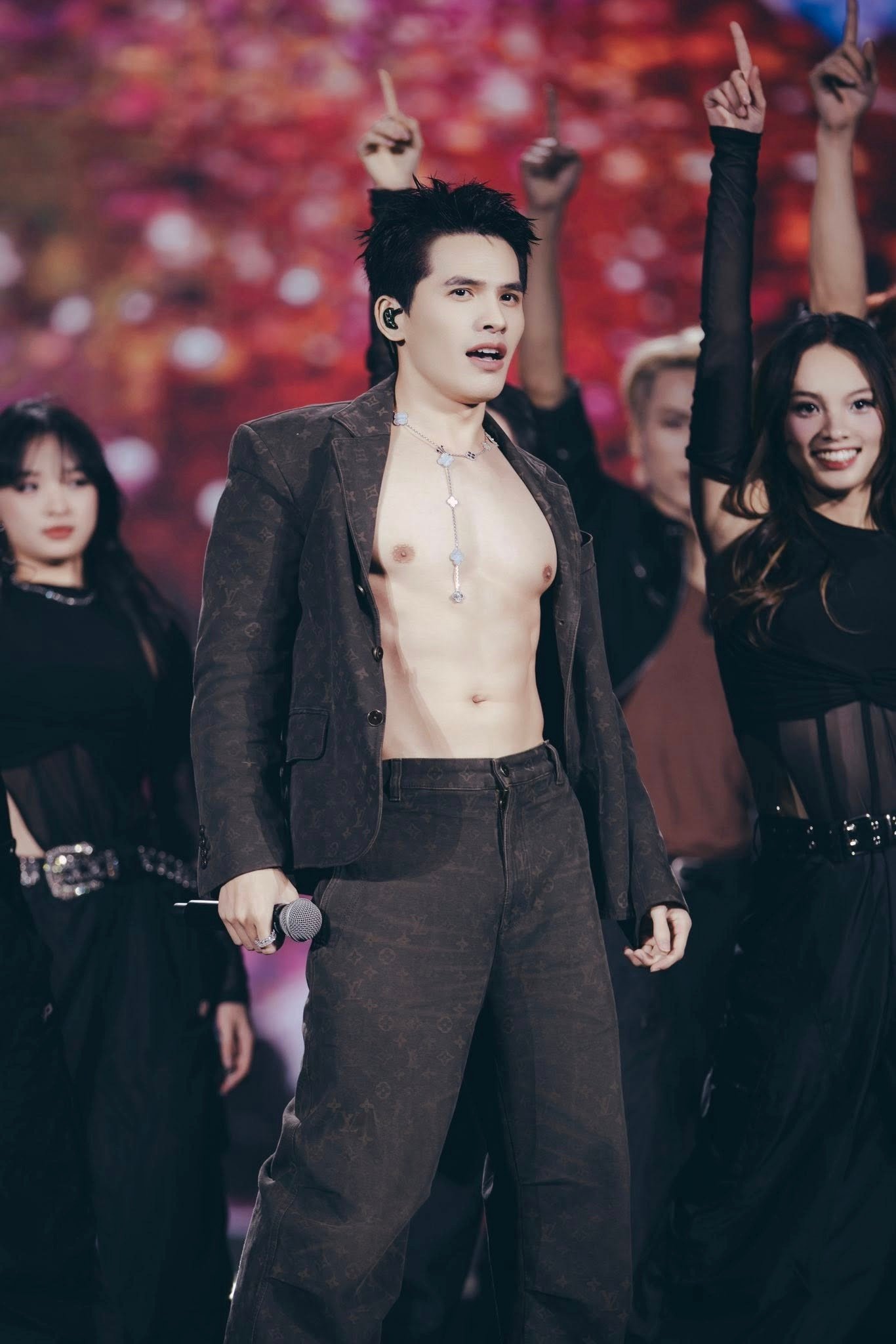 Soobin và Quốc Thiên làm show cá nhân và bán 