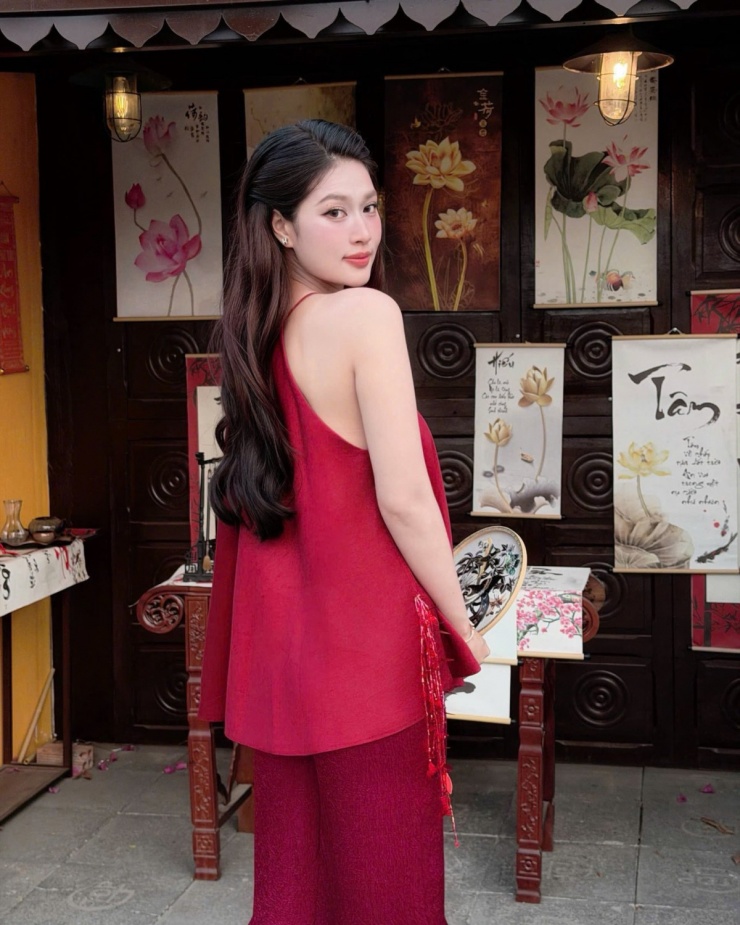 Ảnh sao 11/2: Ngọc Trinh mặc hở đi ăn với gia đình Quốc Trường - 10