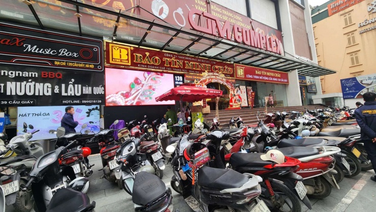 Cửa hàng Bảo Tín Minh Châu mặc dù bán không giới hạn nhưng khách mua trên 10 chỉ vẫn bị nợ vàng.&nbsp;Ảnh: Thái Nguyễn