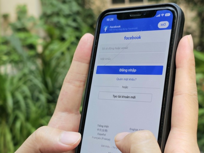 Người dùng đăng nhập tài khoản Facebook trên điện thoại. Ảnh: Trọng Đạt