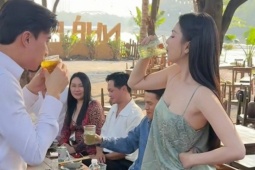 Ảnh sao 11/2: Ngọc Trinh mặc hở đi ăn với gia đình Quốc Trường