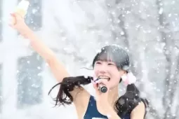 Ca sĩ Nhật mặc áo tắm diễn dưới tuyết