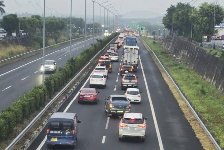 Người dân ùn ùn về quê, cao tốc TP HCM ra miền Trung kẹt cứng