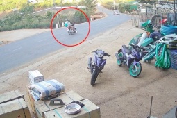 Clip: Ôm cua tốc độ cao, hai thanh mài lưng trên đường vì tránh ô tô