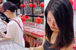 Nhà đầu tư chóng mặt theo cơn sốt bạc