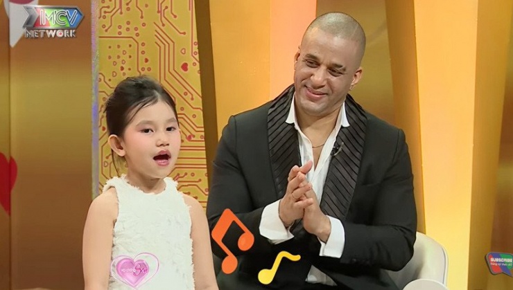 Michael bên bé Phương Anh - con gái riêng của Yến Nhi. Ảnh cắt từ clip