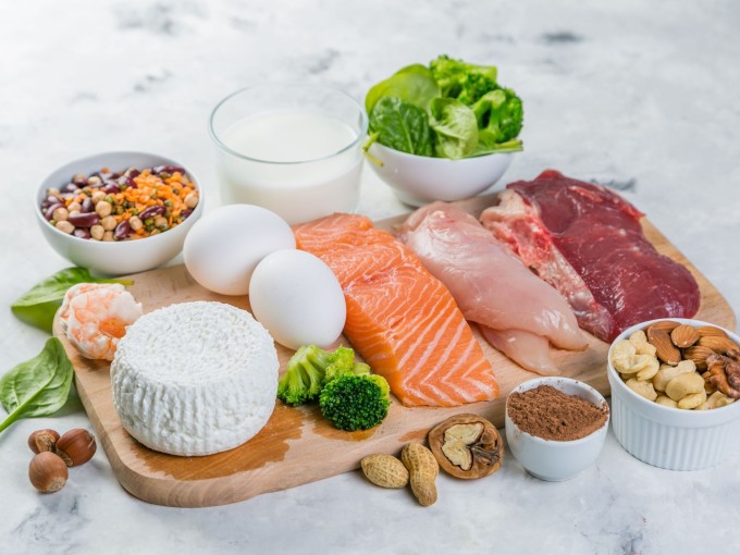 Protein có nhiều trong các loại thịt, cá, hạt,... là nền tảng giúp cơ thể sản sinh collagen, quyết định độ săn chắc, đàn hồi và sức sống của làn da.