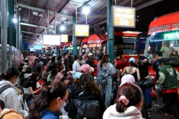 Trắng đêm ở bến xe Miền Tây: Hàng nghìn người chen chân chờ xe về quê đón Tết