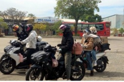 Dòng xe máy xuyên đêm về quê: Người lao động ước mong sum họp