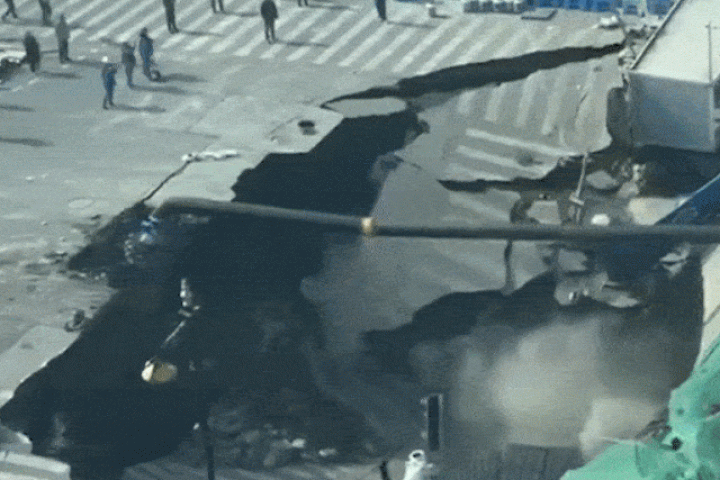 Hố sụt  ' nuốt chửng '  con đường ở Trung Quốc