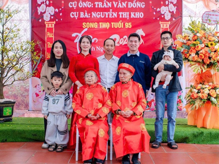 Lan Anh (ngoài cùng bên trái) chụp ảnh với ông bà nội 