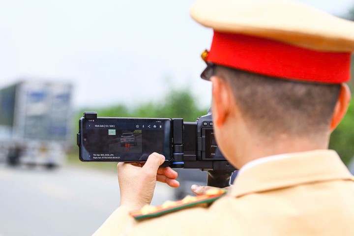 Lực lượng CSGT ghi hình xe vi phạm.