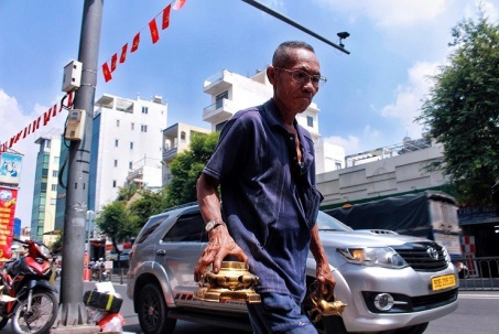  " Đệ nhất cao thủ đánh bóng lư đồng "  với hơn 30 năm theo nghề