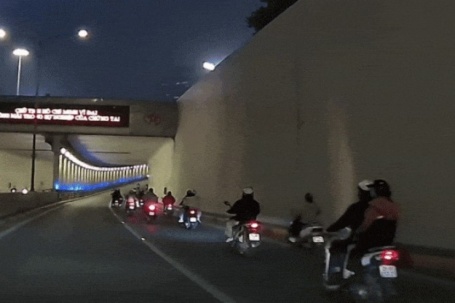 Clip: Xe máy loạng choạng, ngã lăn giữa đường hầm Kim Liên