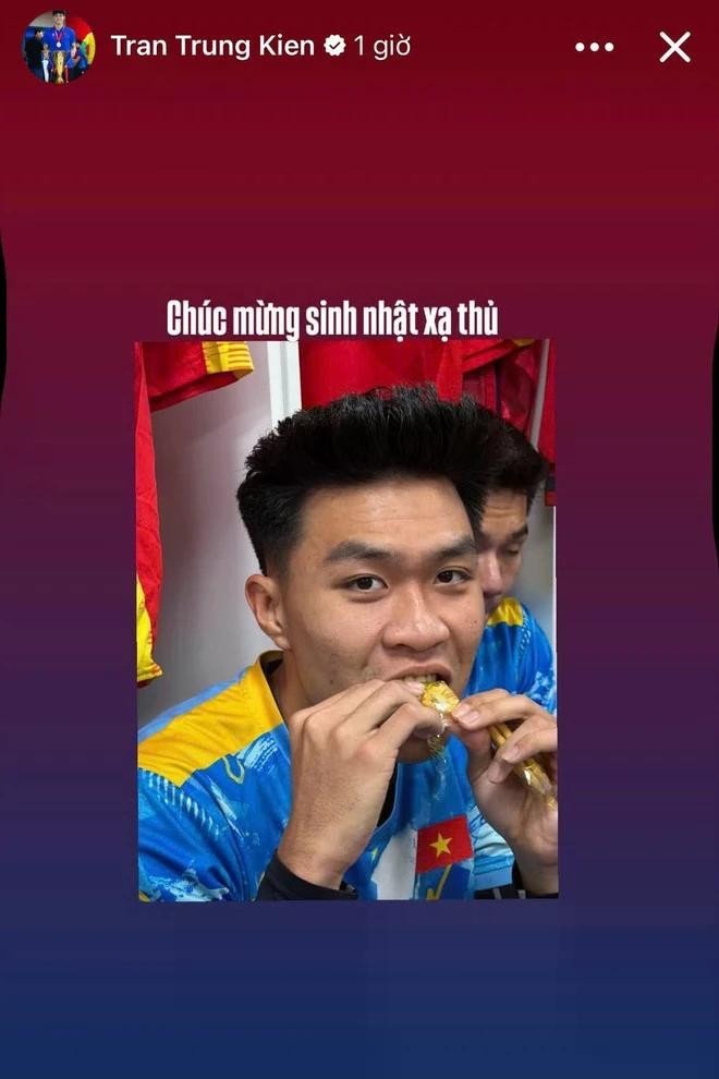 Trung vệ U23 được đồng đội mừng sinh nhật đầy hài hước, gọi là “xạ thủ” Lý Đức