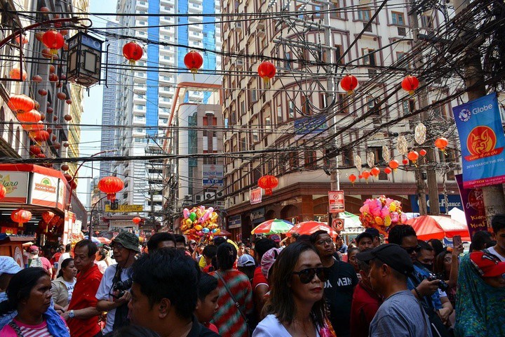 Nhiều người dân tụ tập tại khu phố Binondo để ăn mừng năm mới.