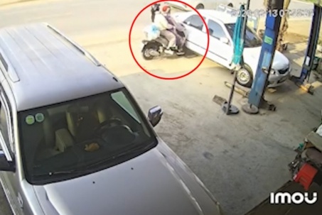 Clip: Lái xe buồn ngủ về quê ăn Tết, hai phụ nữ lao thẳng vào ô tô đỗ bên đường