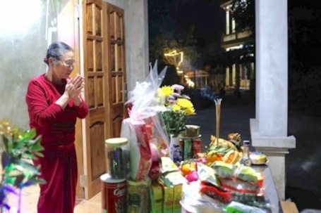 Cúng giao thừa ngoài trời hay trong nhà trước​?