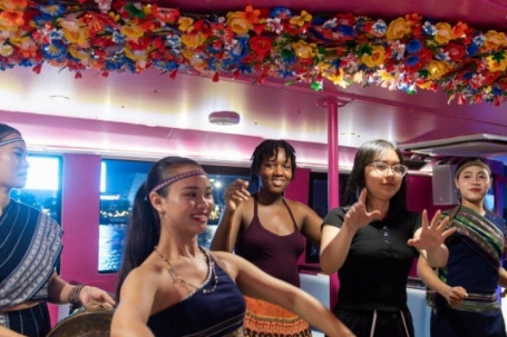 Khách quốc tế lần đầu đón Tết Việt, nghe cồng chiêng trên du thuyền sông Sài Gòn