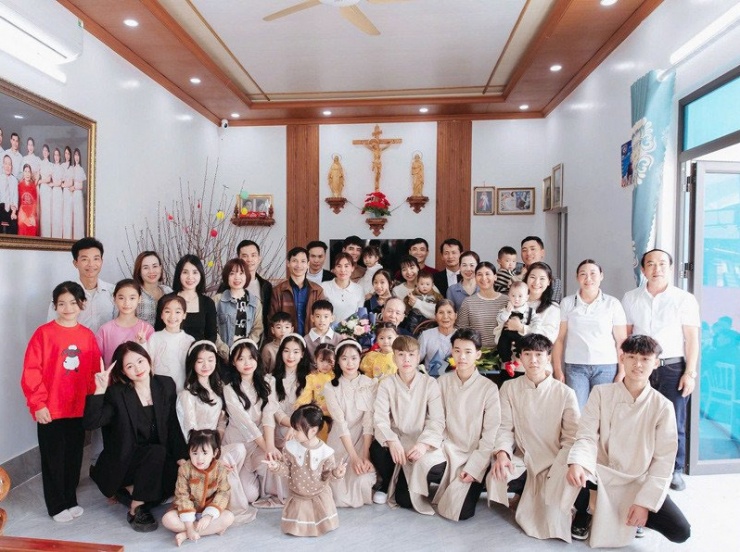 Con cháu sum vầy tại nhà ông Vy vào dịp Tết 