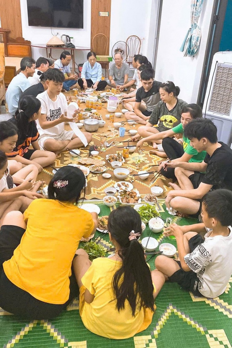 Gia đình quây quần ăn uống vào dịp Tết 