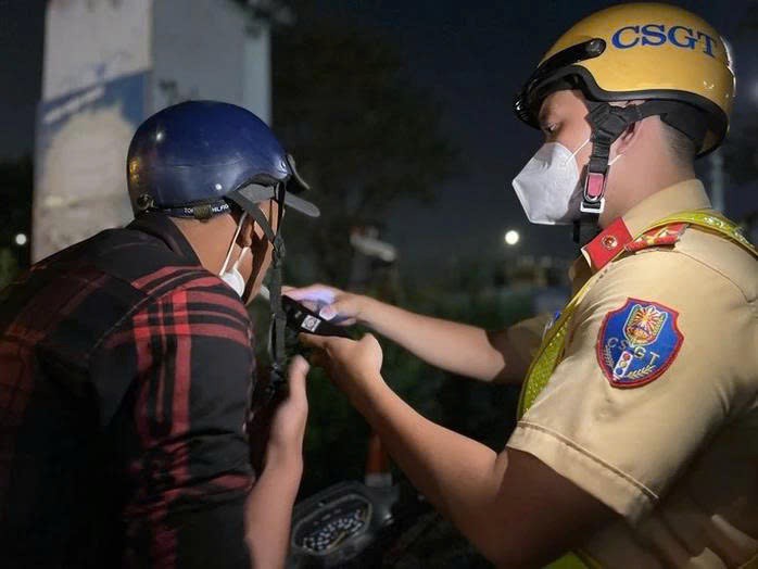 Lực lượng CSGT toàn quốc bắt đầu đo nồng độ cồn ngay mùng 1 Tết Bính Ngọ 2026. Ảnh: NLĐO