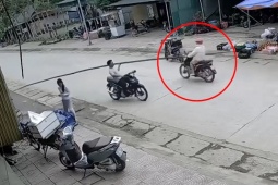 Clip: Rợn người cảnh xe máy bị cây nêu xuyên ngang tay lái