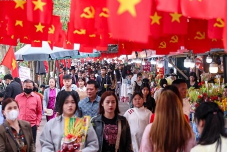 Biển người đổ về đền, chùa ở Hà Nội cầu an trong ngày đầu năm mới