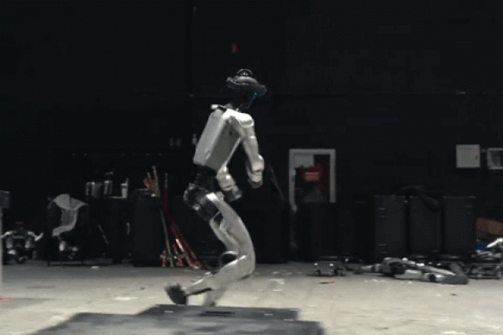 Hậu trường robot Trung Quốc tập parkour, múa côn cho gala năm mới