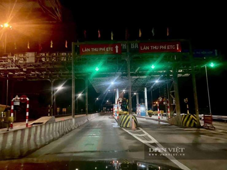 Trạm thu phí Bắc Hải Vân vẫn thu phí đêm Mùng 1 Tết Bính Ngọ dù lượng xe qua lại vắng lặng. Ảnh: Đình Thiên.