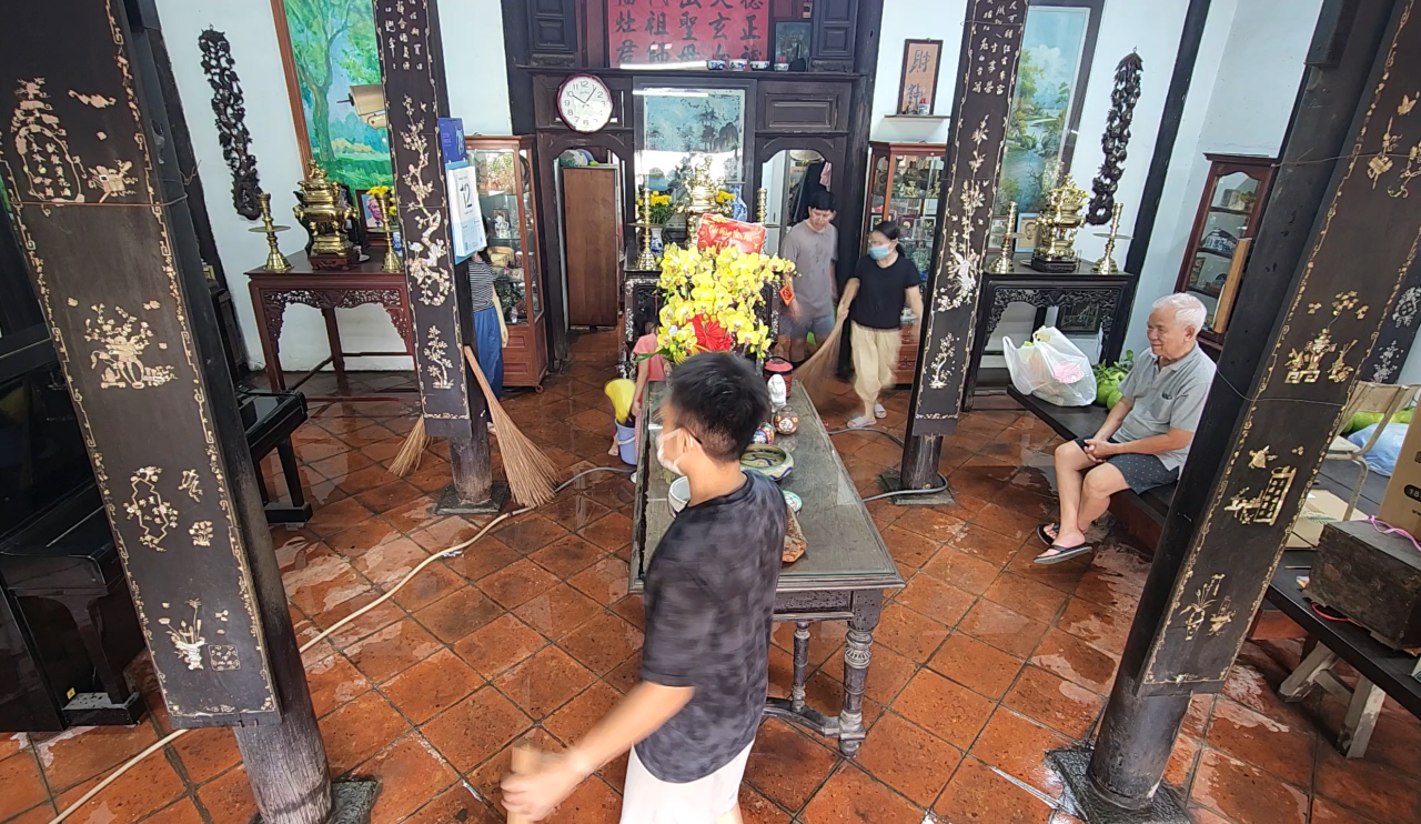 Bất kể tuổi tác, mỗi người một nhiệm vụ, cùng nhau dọn dẹp, trang hoàng ngôi nhà cổ. Ảnh: Nhân vật cung cấp