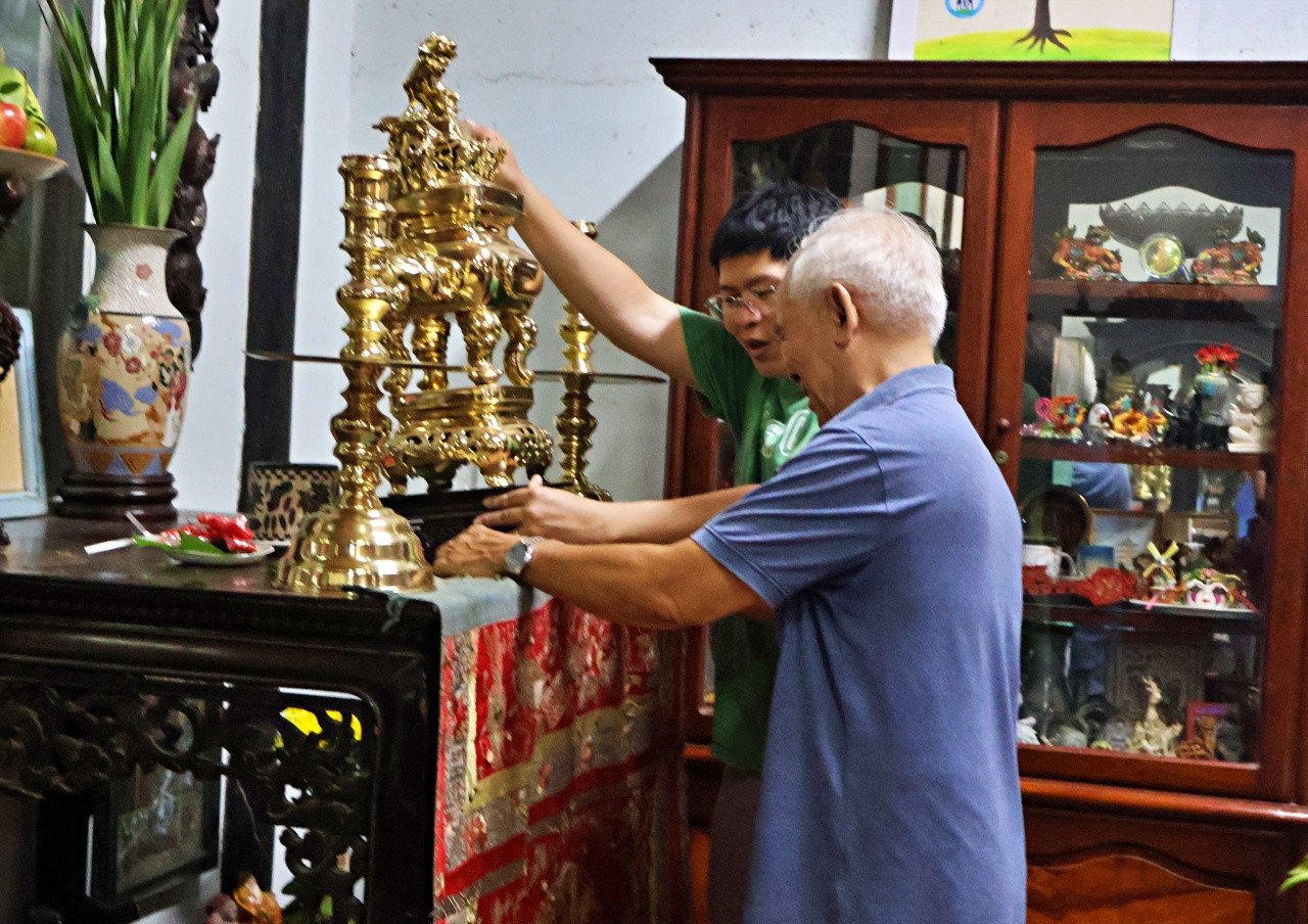 Ngày Tết, gia đình ông Xuân treo tấm vải cổ mà ông gọi là tiền bàn trước 3 bàn thờ lớn trong nhà cổ. Ảnh: Nhân vật cung cấp
