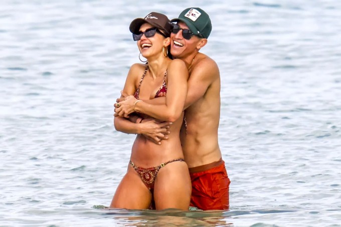 Jessica Alba đắm say bên tình trẻ sau khi hoàn tất ly hôn - 2