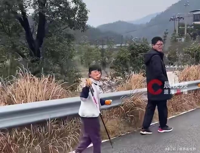 Bé gái 8 tuổi ở Trung Quốc đi bộ hơn 120 km về quê ăn Tết