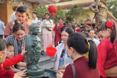 Dòng người ken đặc xếp hàng đi lễ chùa Hoằng Pháp