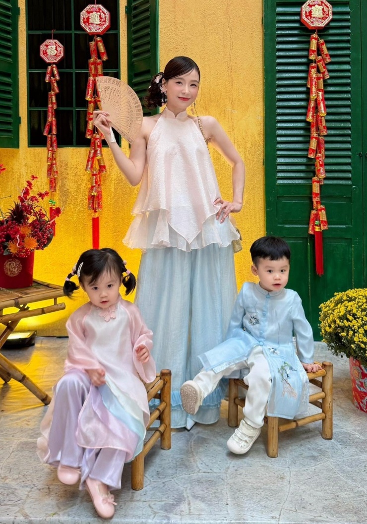 Diễn viên Sam khoe hình ảnh hai con mặc áo dài đón Tết. Cặp song sinh Ijin và Ijun gần hai tuần, luôn gây chú ý khi xuất hiện cùng mẹ ở sự kiện giải trí. Dịp đầu năm, nữ diễn viên cùng hai con lên sóng truyền hình, chia sẻ về cuộc sống bỉm sữa và hành trình duy trì lửa nghề sau khi sinh con.